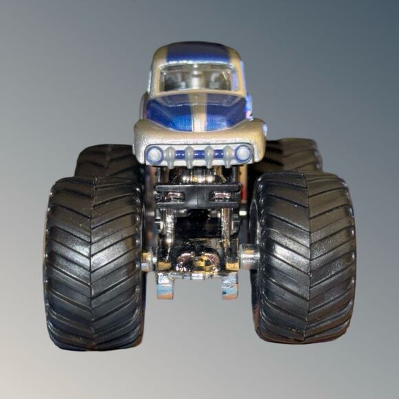 Hot Wheels Monster Jam Grave Digger The Legend 1:64 Scale B23 - Picture 4 of 9